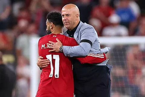 سلوت مدافعا عن صلاح: ليس عدلا التركيز على أدائه فقط.. وهذا دوره الأهم